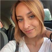 Docente di italiano impartisce lezioni per studenti di medie e superiori